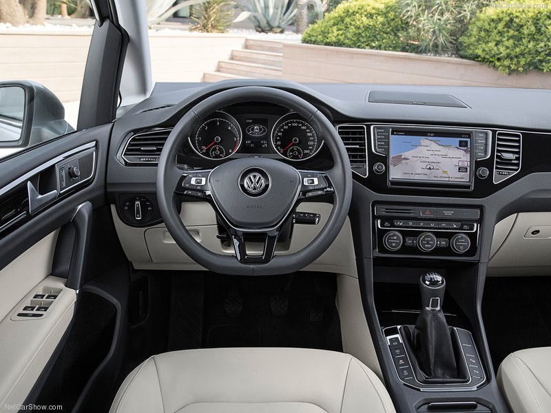 Volkswagen-Golf_Sportsvan_2014_800x600_wallpaper_20.jpg