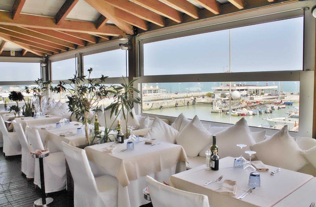 Ristorante-di-pesce-Riccione-Cavalluccio-Marino-terrazza.jpg